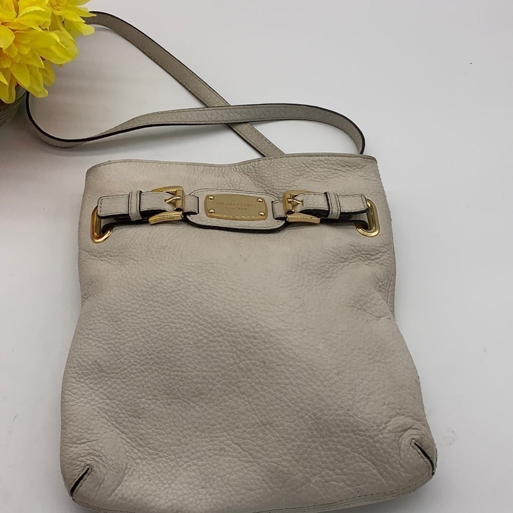 Michael Kors Off White Pebble Leather Crossbody. LP1469 MCB9599R